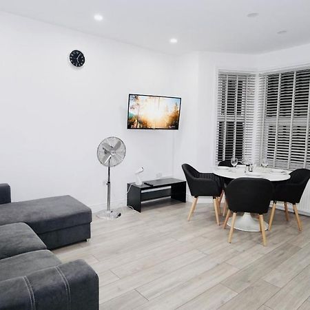E2M Stays Lovely Apt Close To Ilford Station With Free Parking Bagian luar foto