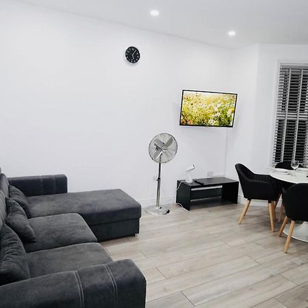E2M Stays Lovely Apt Close To Ilford Station With Free Parking Bagian luar foto